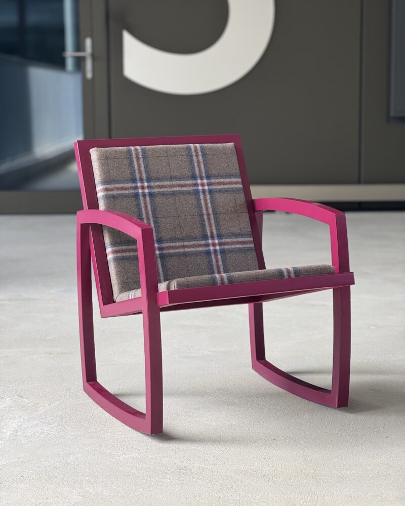 Live Slowly – Chaise à bascule en hêtre bordeau