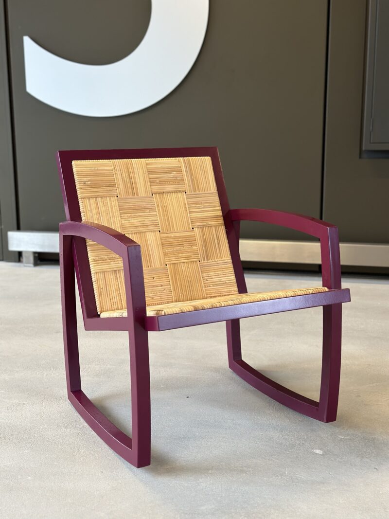 Live Slowly - Chaise à bascule en hêtre bordeau – Image 2