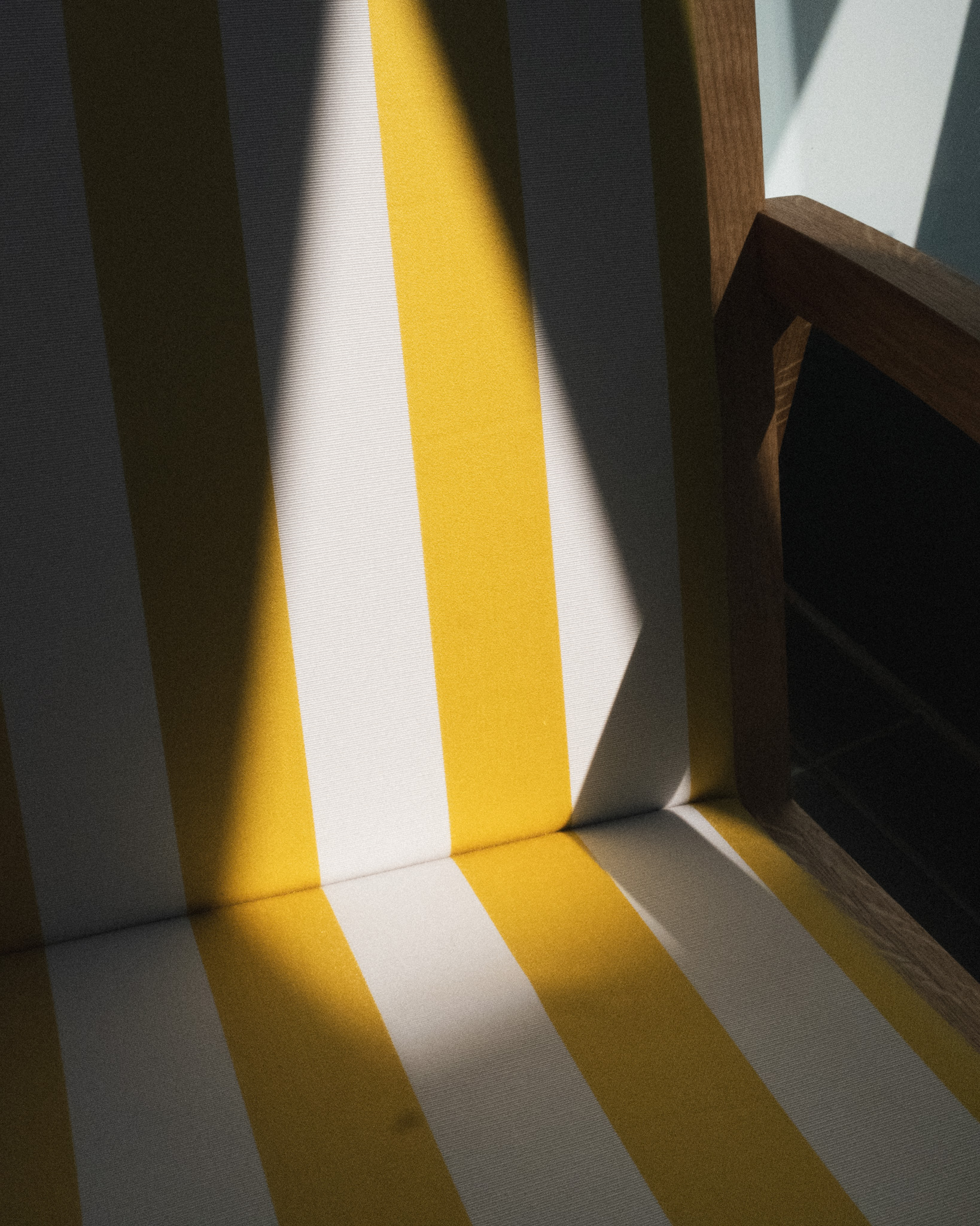 Live Slowly - Chaise à bascule en chêne à rayures - Jaune – Image 5