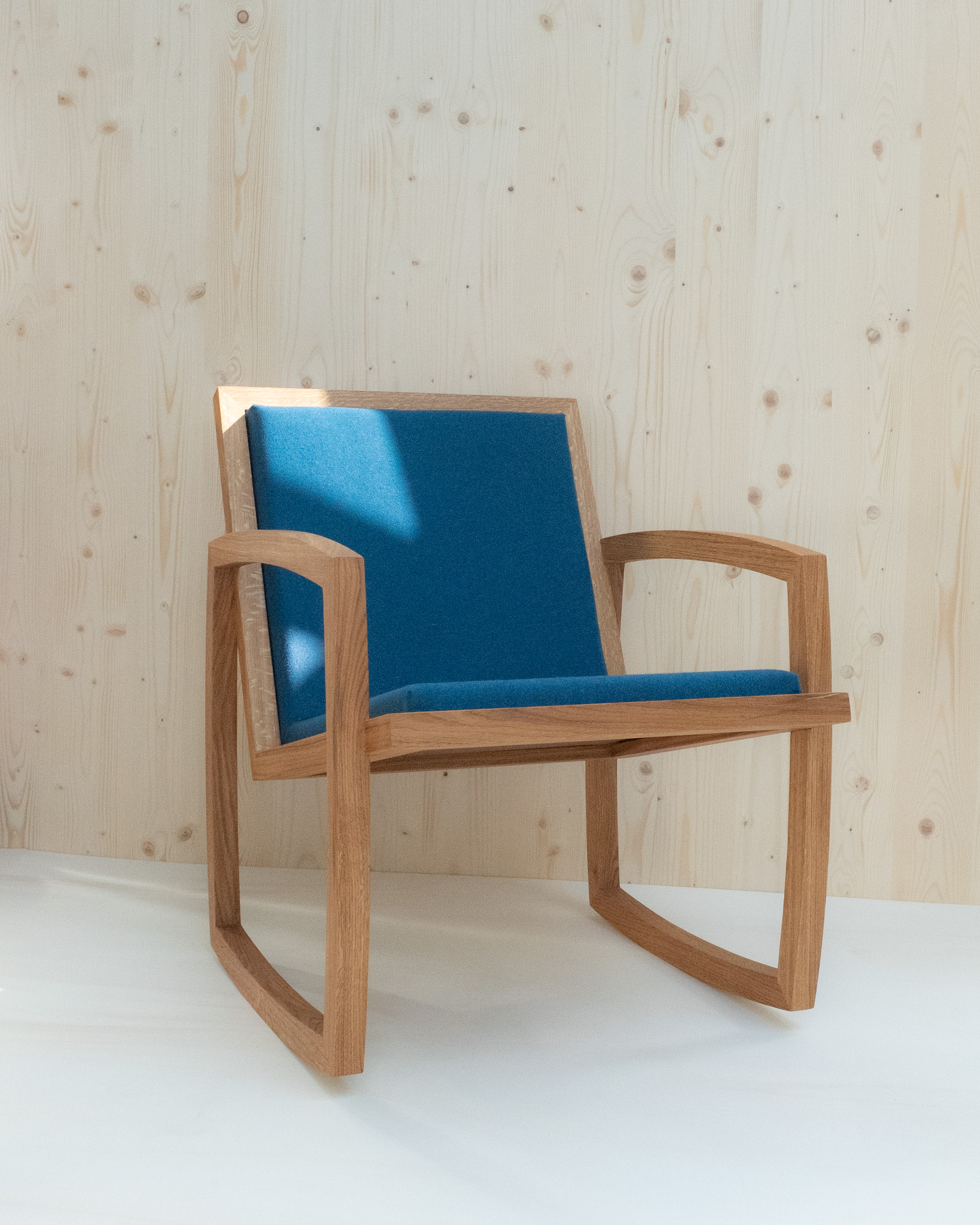 Live Slowly - Chaise à bascule en chêne - Laine Bleu – Image 5