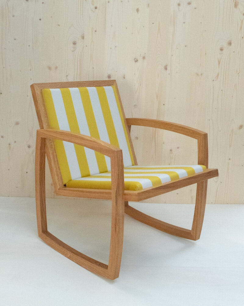 Live Slowly – Chaise à bascule en chêne à rayures – Jaune