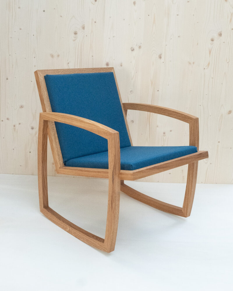 Live Slowly – Chaise à bascule en chêne – Laine Bleu