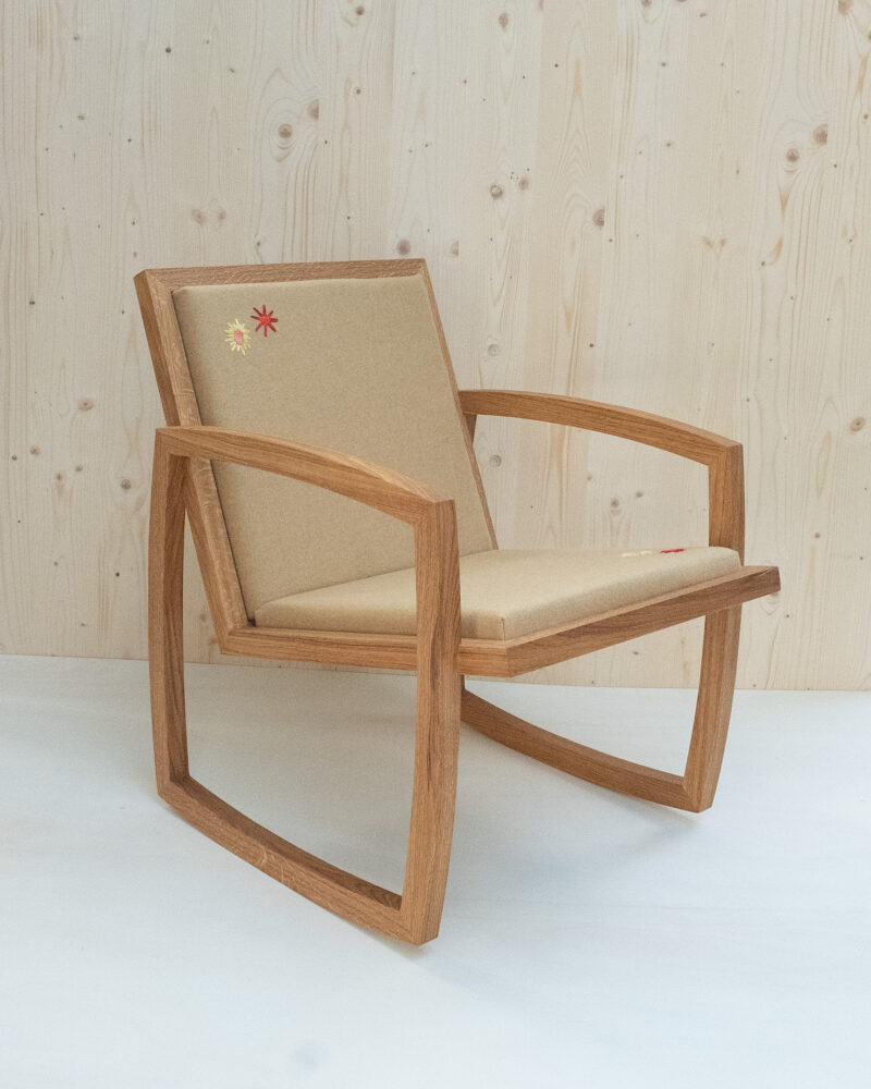 Live Slowly – Chaise à bascule en chêne – Laine Beige avec broderie