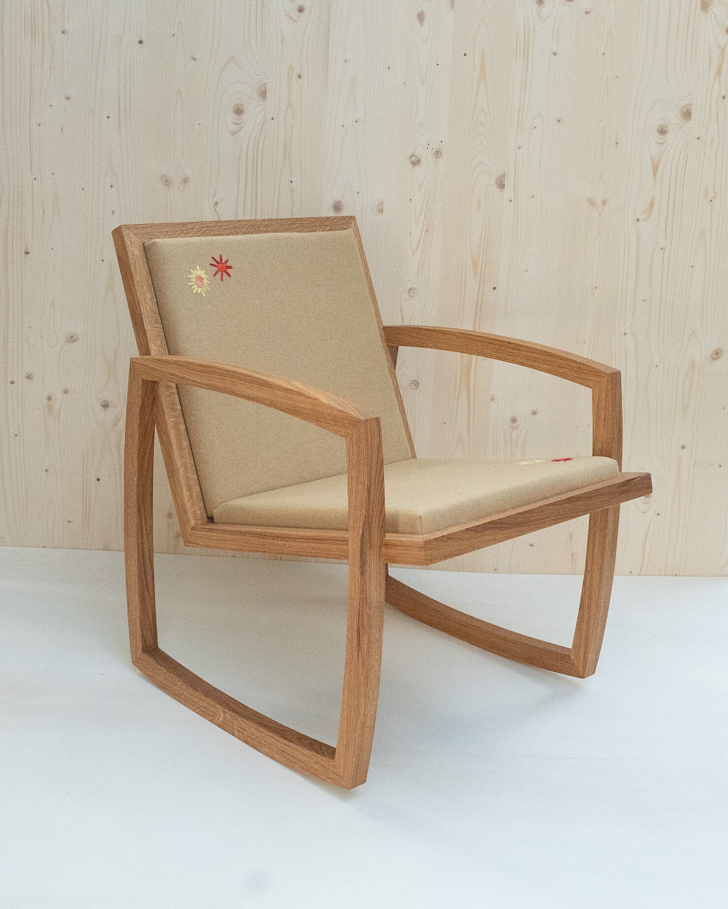 Live Slowly - Chaise à bascule en chêne - Laine Beige avec broderie