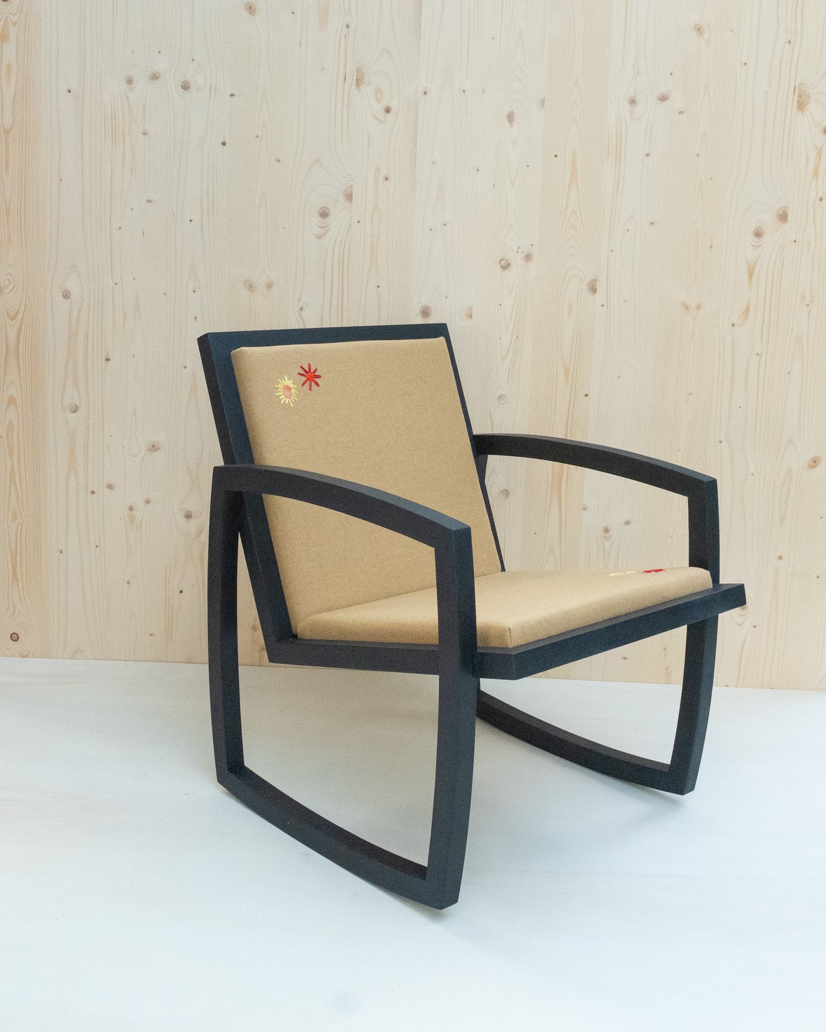 Live Slowly - Chaise à bascule en chêne - Laine Beige avec broderie – Image 5