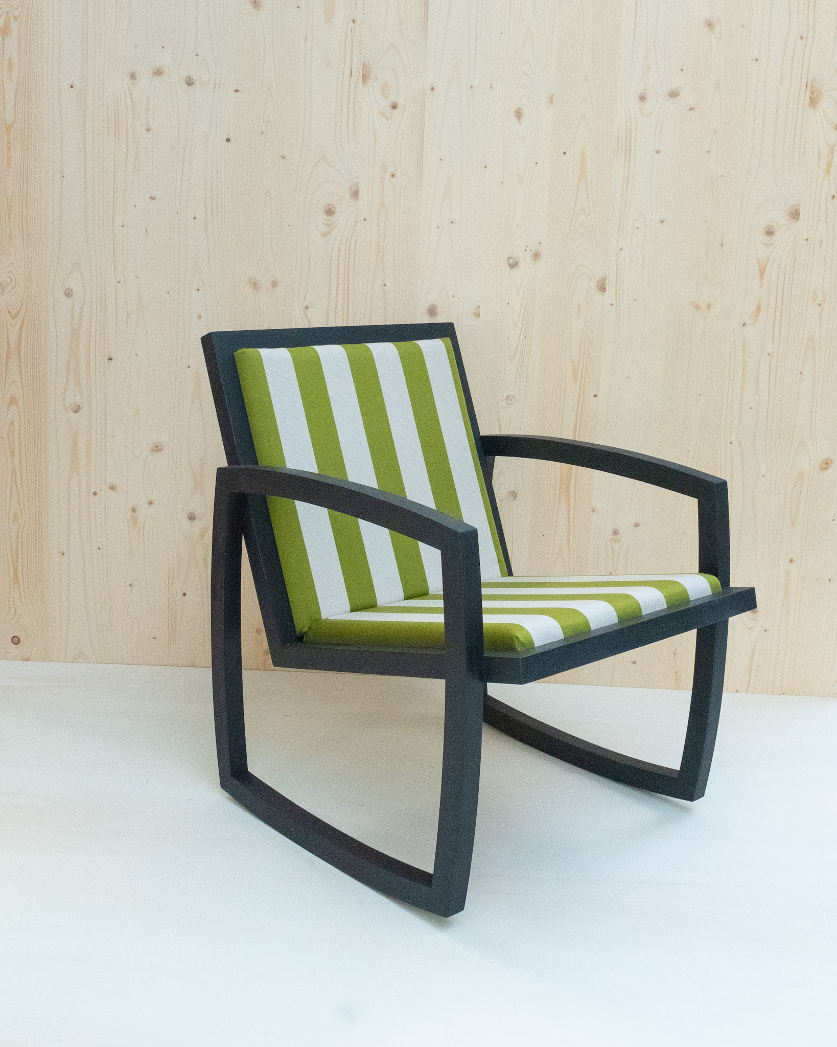 Live Slowly - Chaise à bascule en chêne à rayures - Vert – Image 6