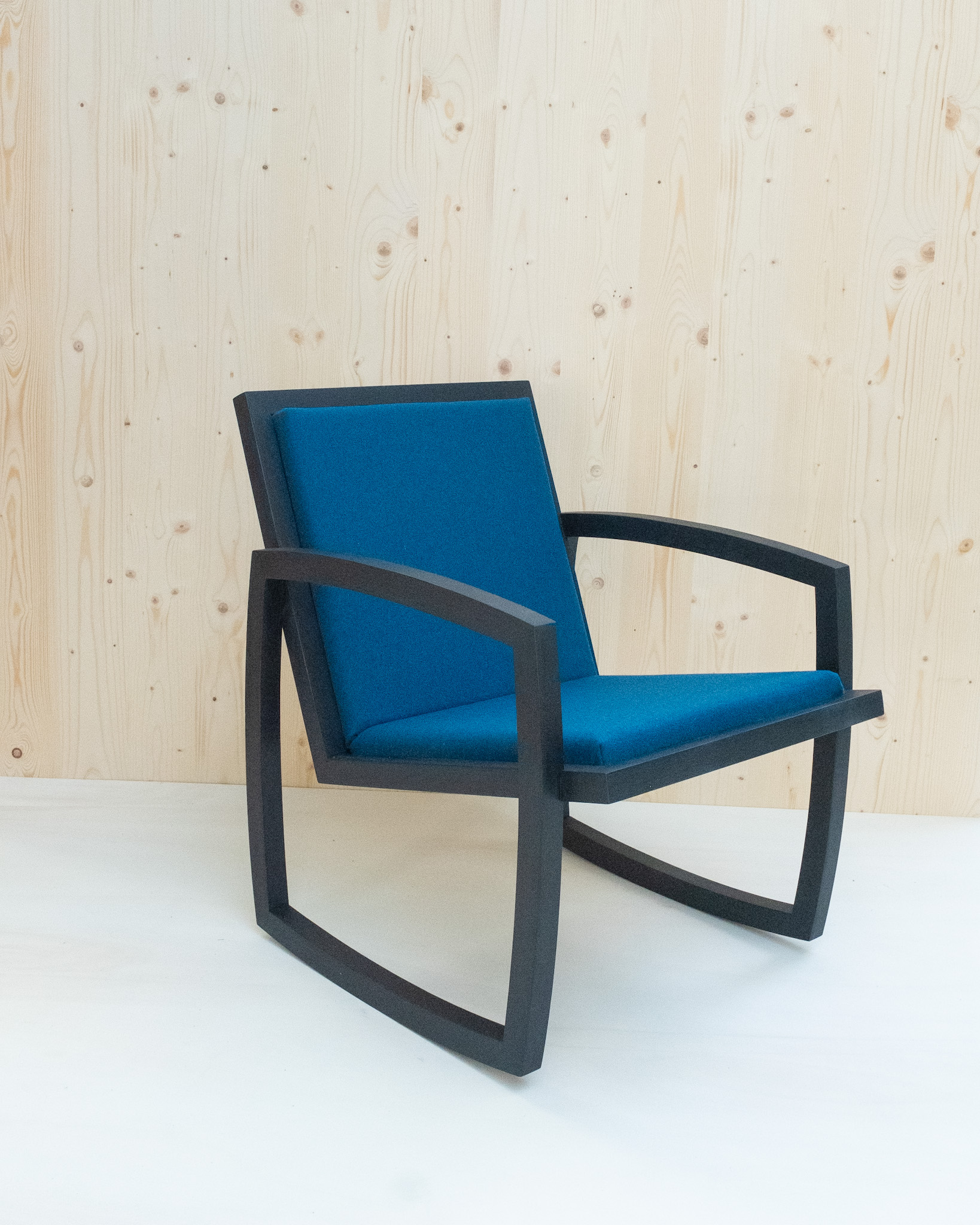 Live Slowly - Chaise à bascule en chêne - Laine Bleu – Image 6