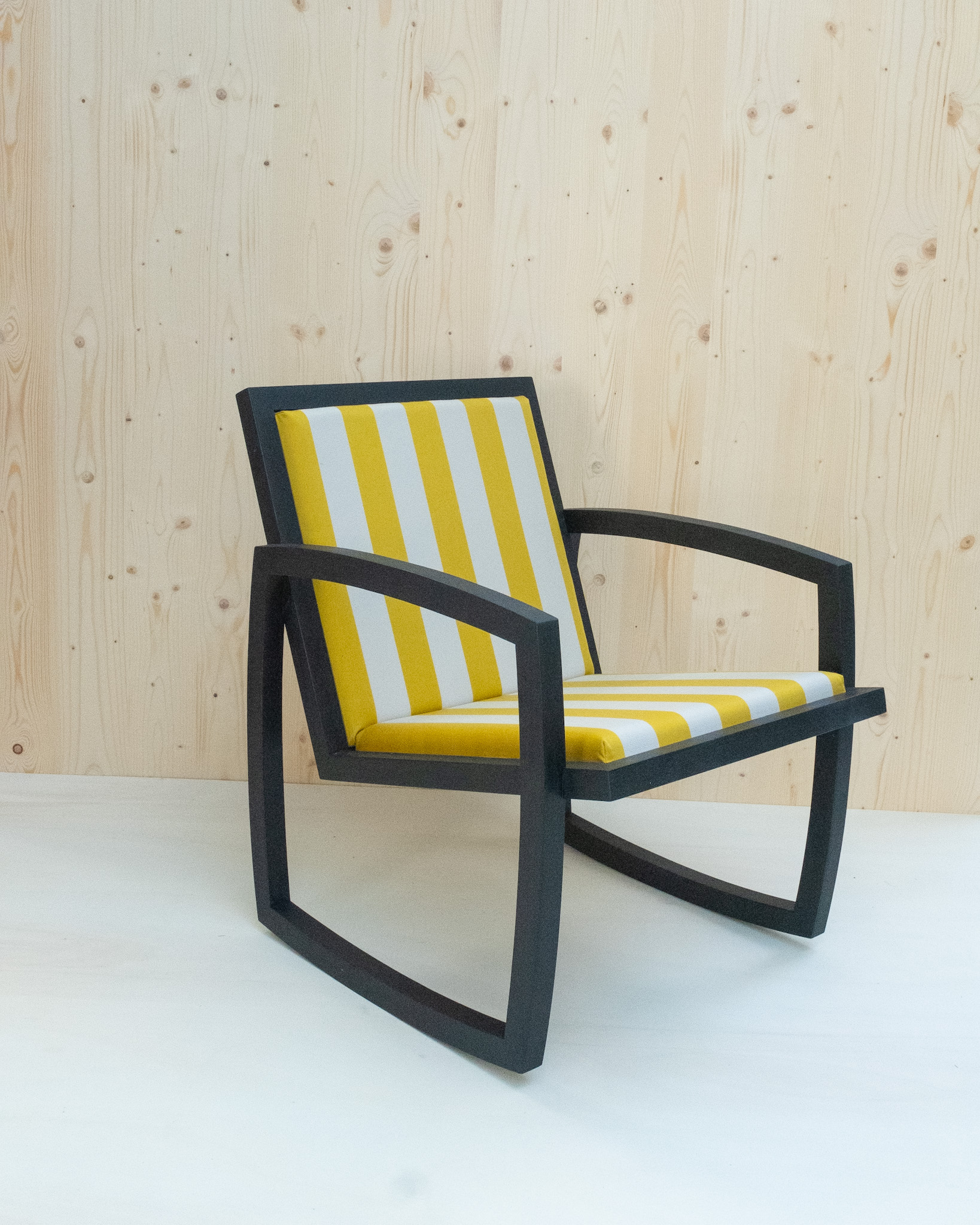 Live Slowly - Chaise à bascule en chêne à rayures - Jaune – Image 6