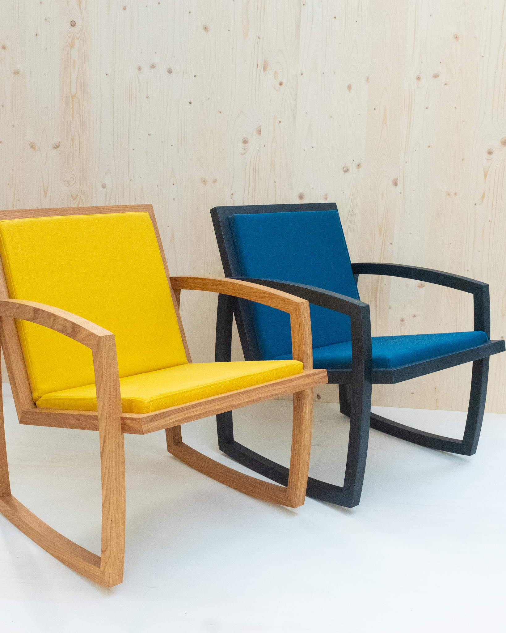 Live Slowly - Chaise à bascule en chêne - Laine Bleu – Image 7