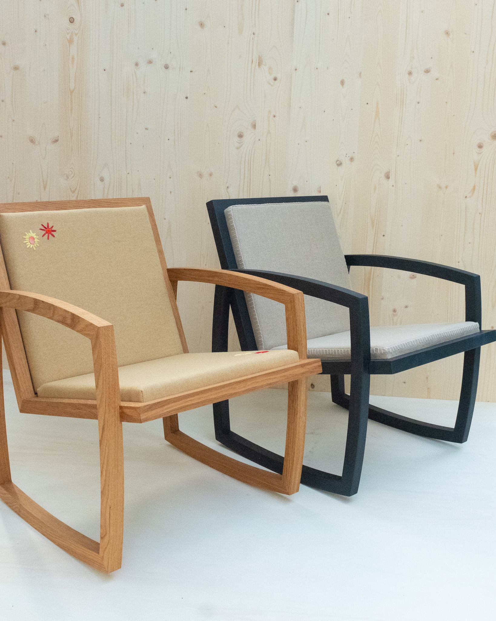 Live Slowly - Chaise à bascule en chêne - Laine Beige avec broderie – Image 7