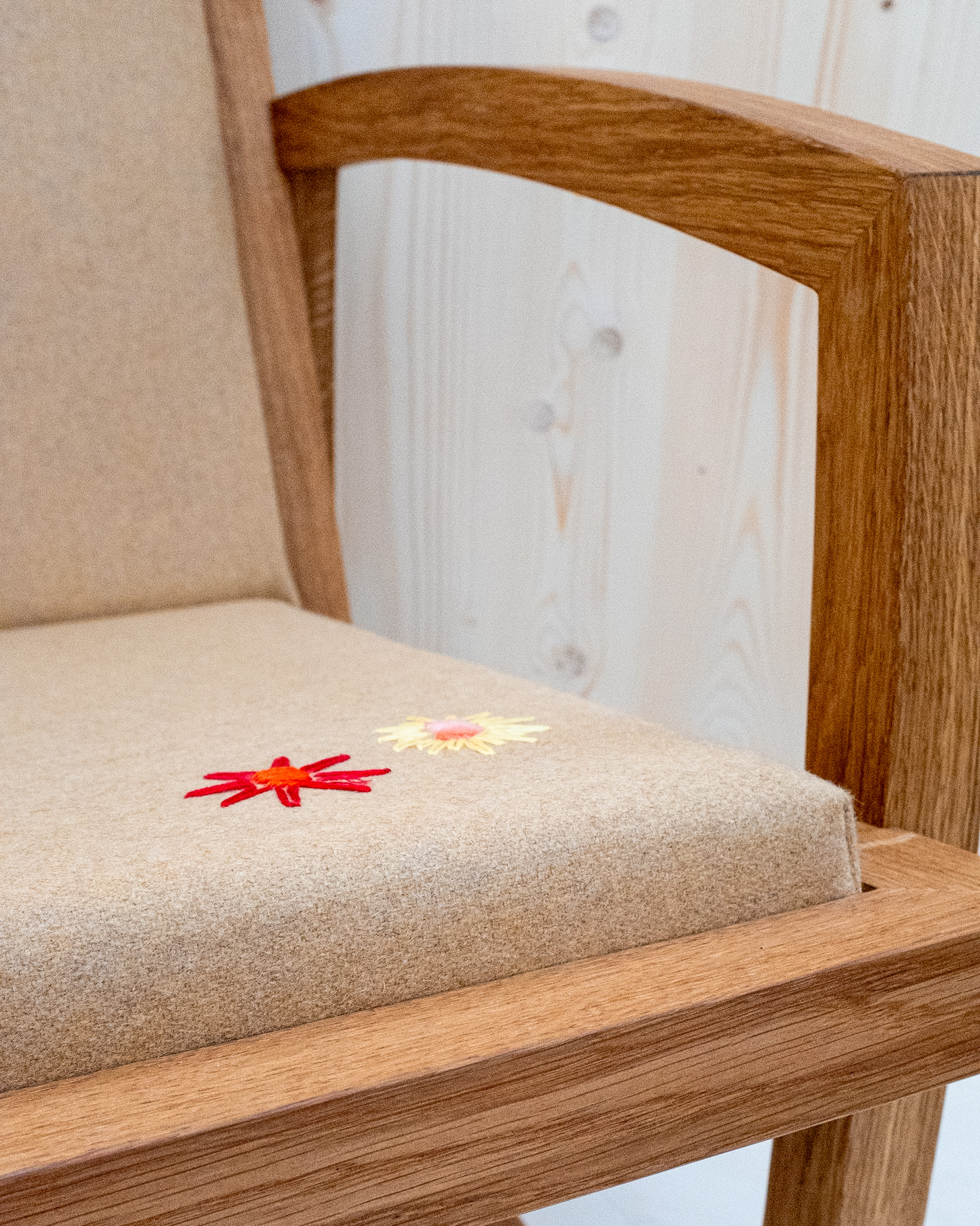 Live Slowly - Chaise à bascule en chêne - Laine Beige avec broderie – Image 4