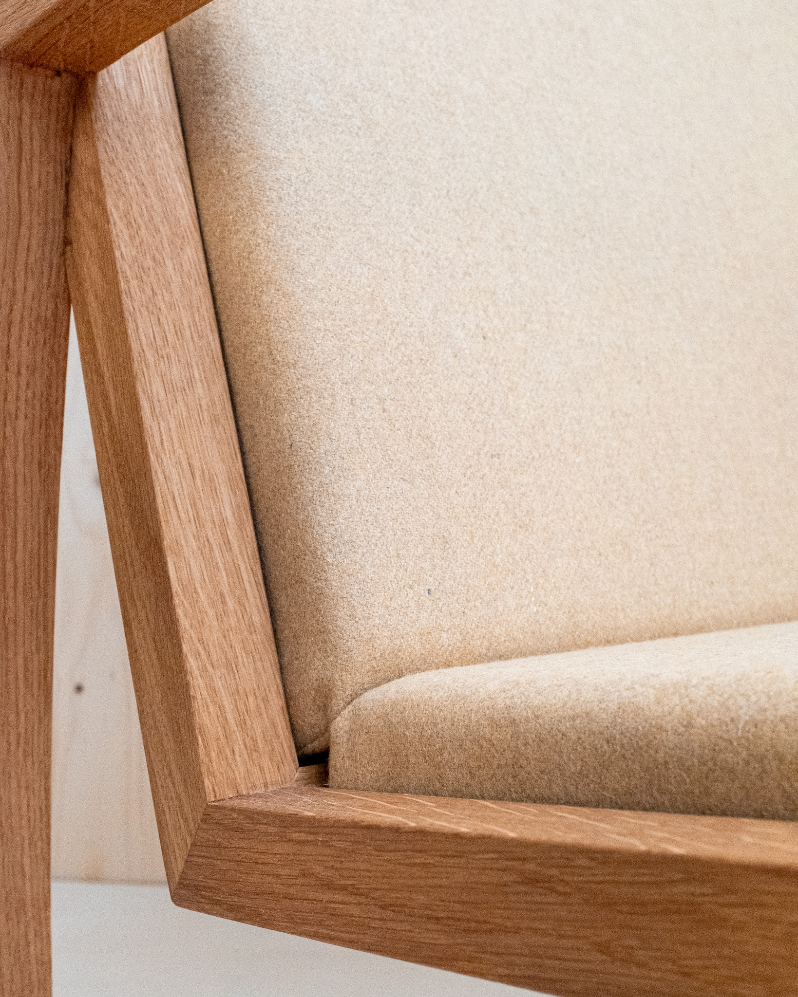 Live Slowly - Chaise à bascule en chêne - Laine Beige avec broderie – Image 3