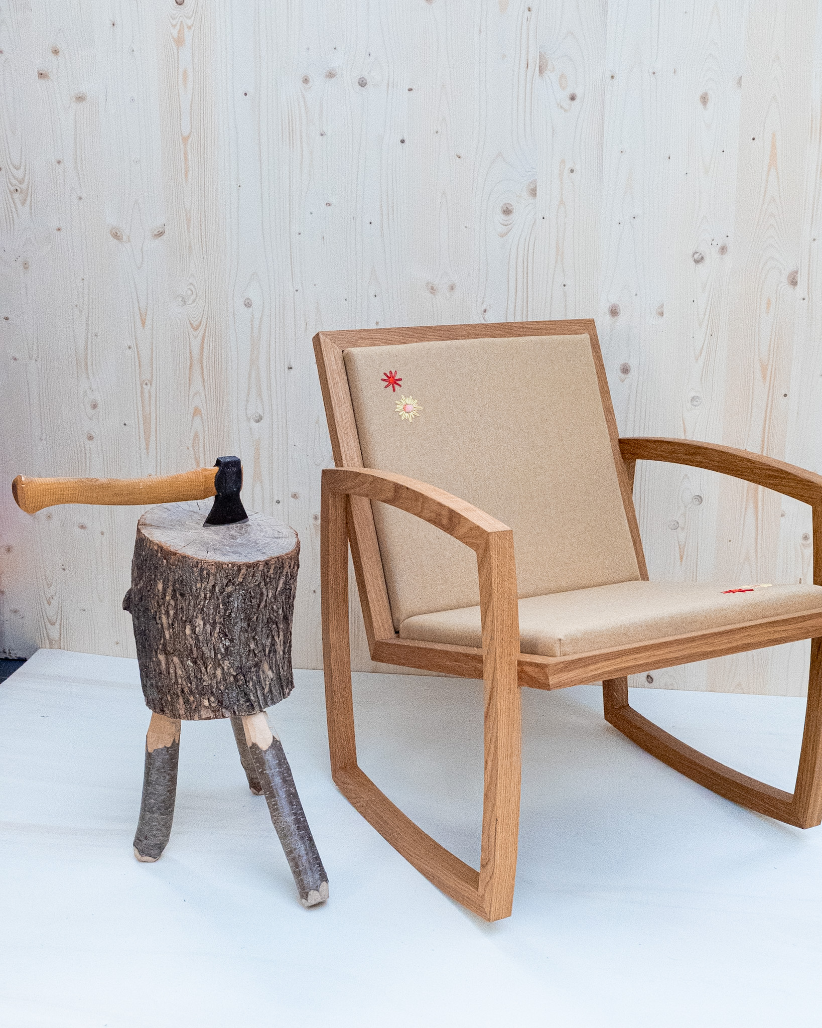 Live Slowly - Chaise à bascule en chêne - Laine Beige avec broderie – Image 6