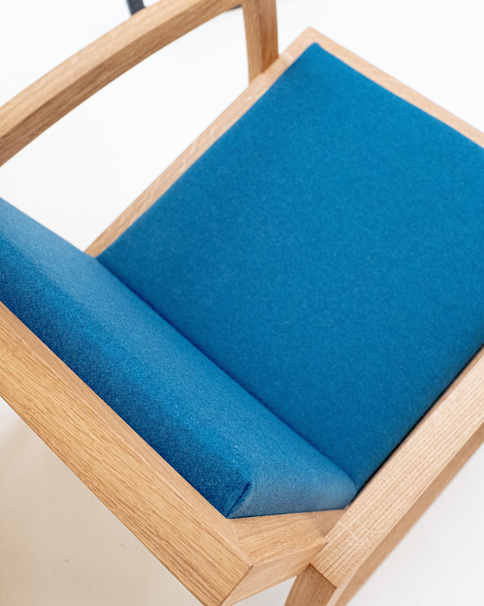 Live Slowly - Chaise à bascule en chêne - Laine Bleu – Image 3