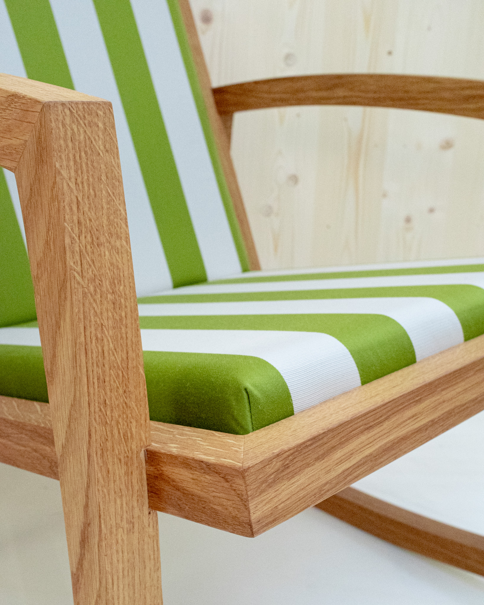 Live Slowly - Chaise à bascule en chêne à rayures - Vert – Image 4