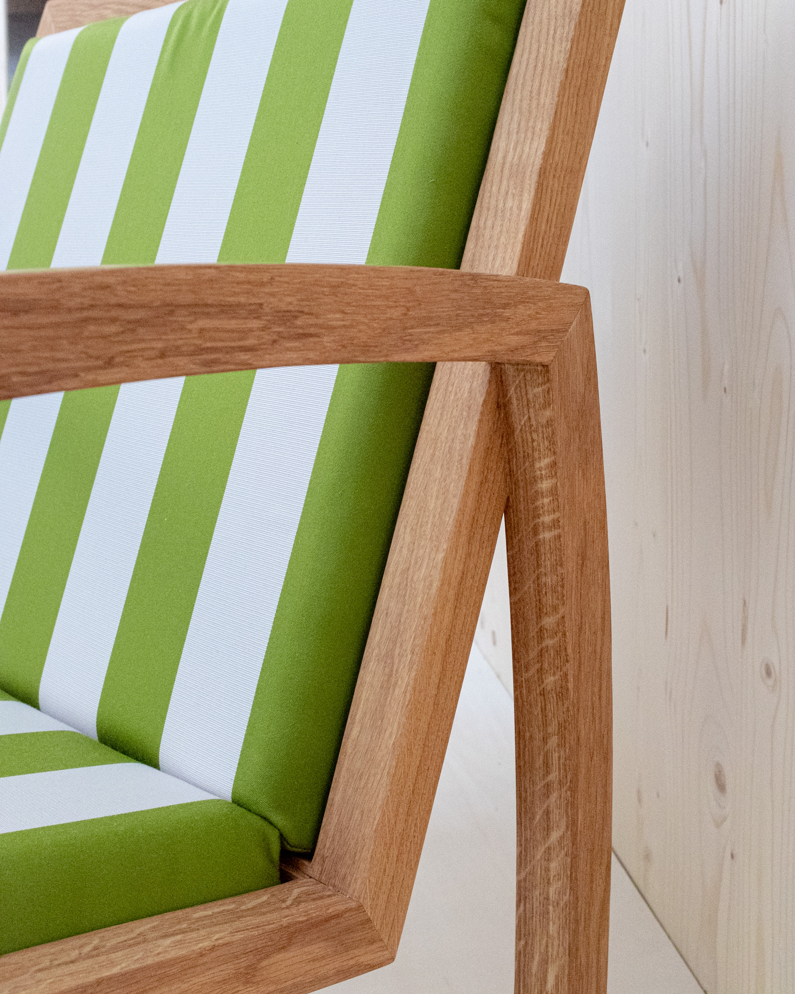 Live Slowly - Chaise à bascule en chêne à rayures - Vert – Image 3