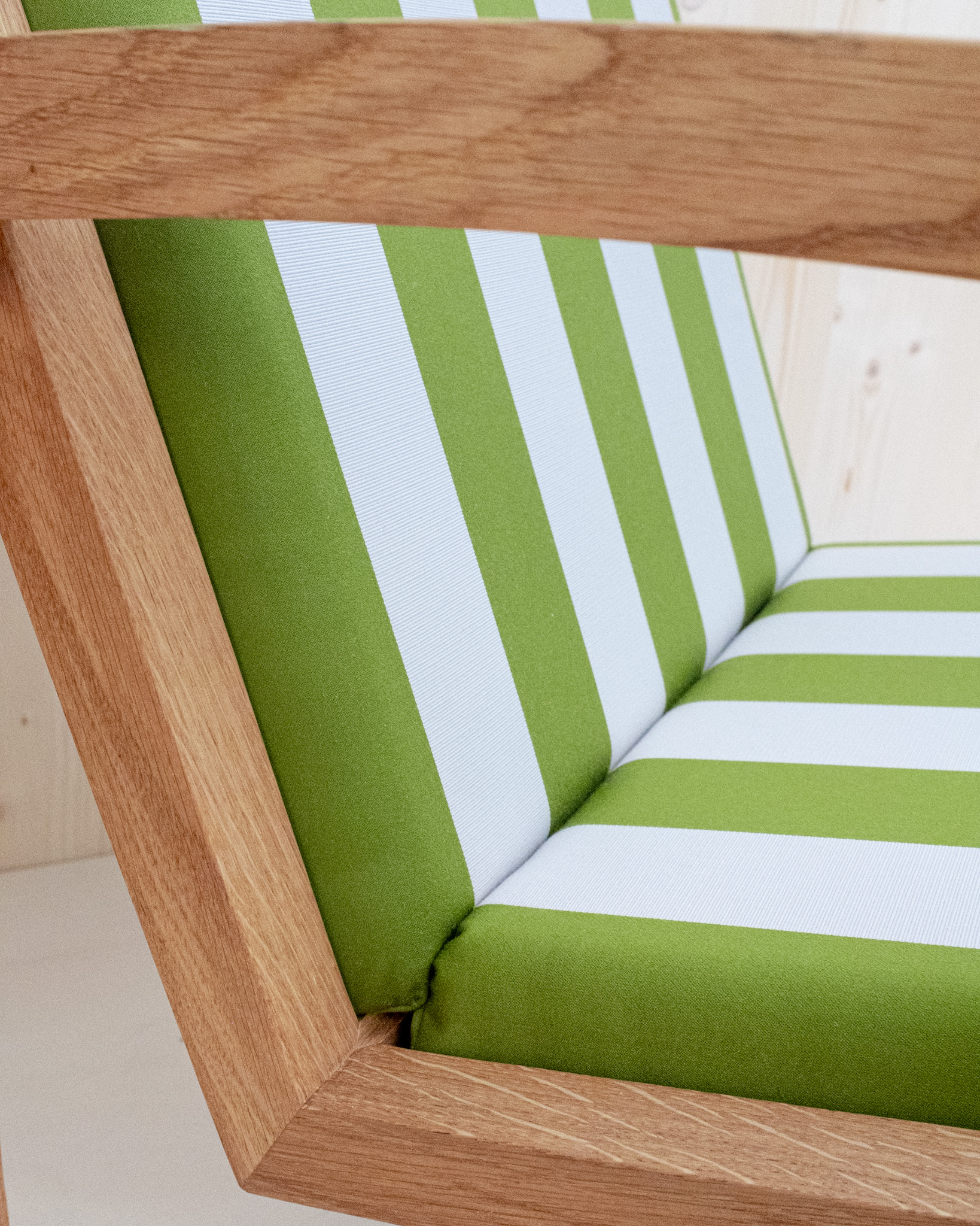 Live Slowly - Chaise à bascule en chêne à rayures - Vert – Image 5
