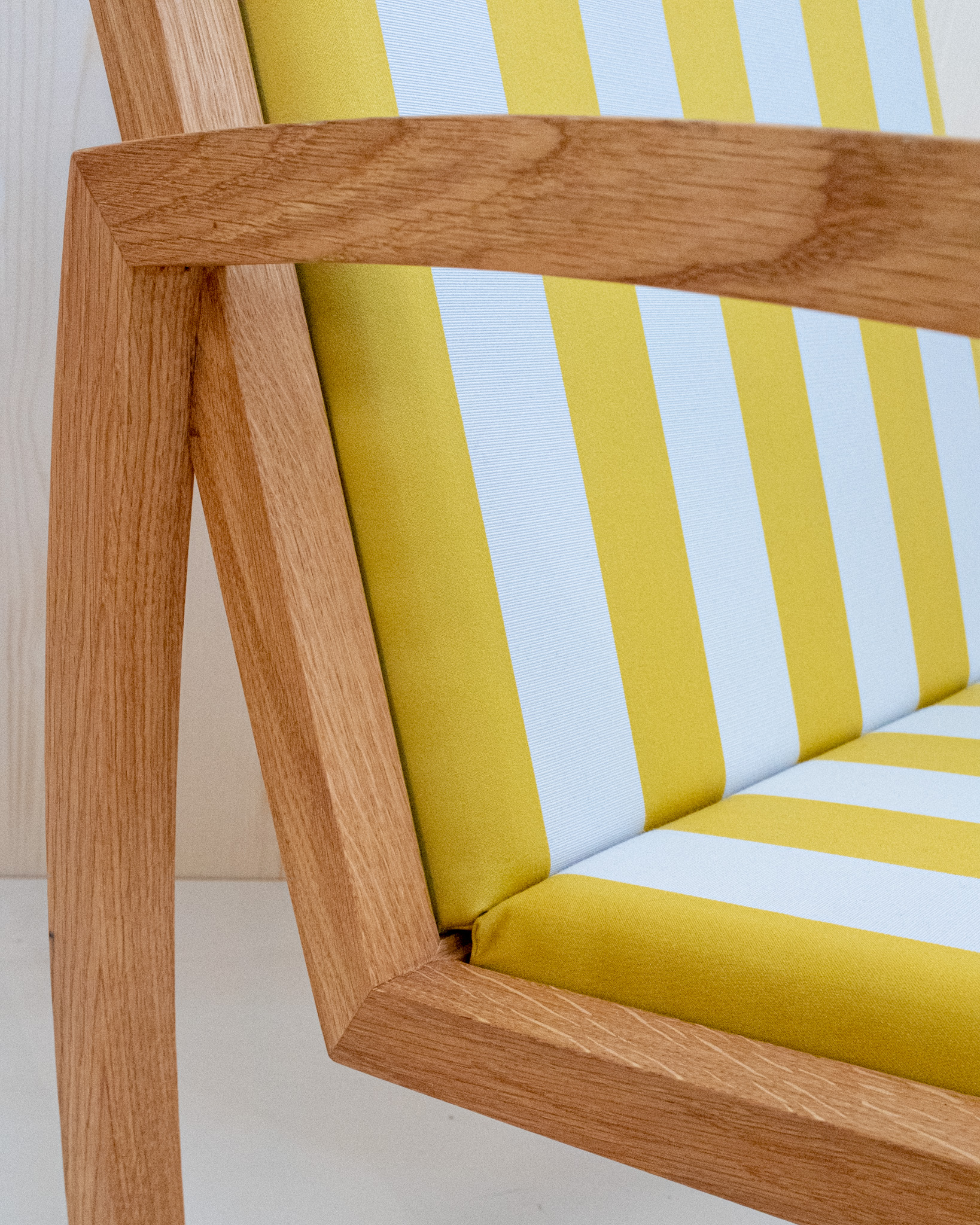 Live Slowly - Chaise à bascule en chêne à rayures - Jaune – Image 3