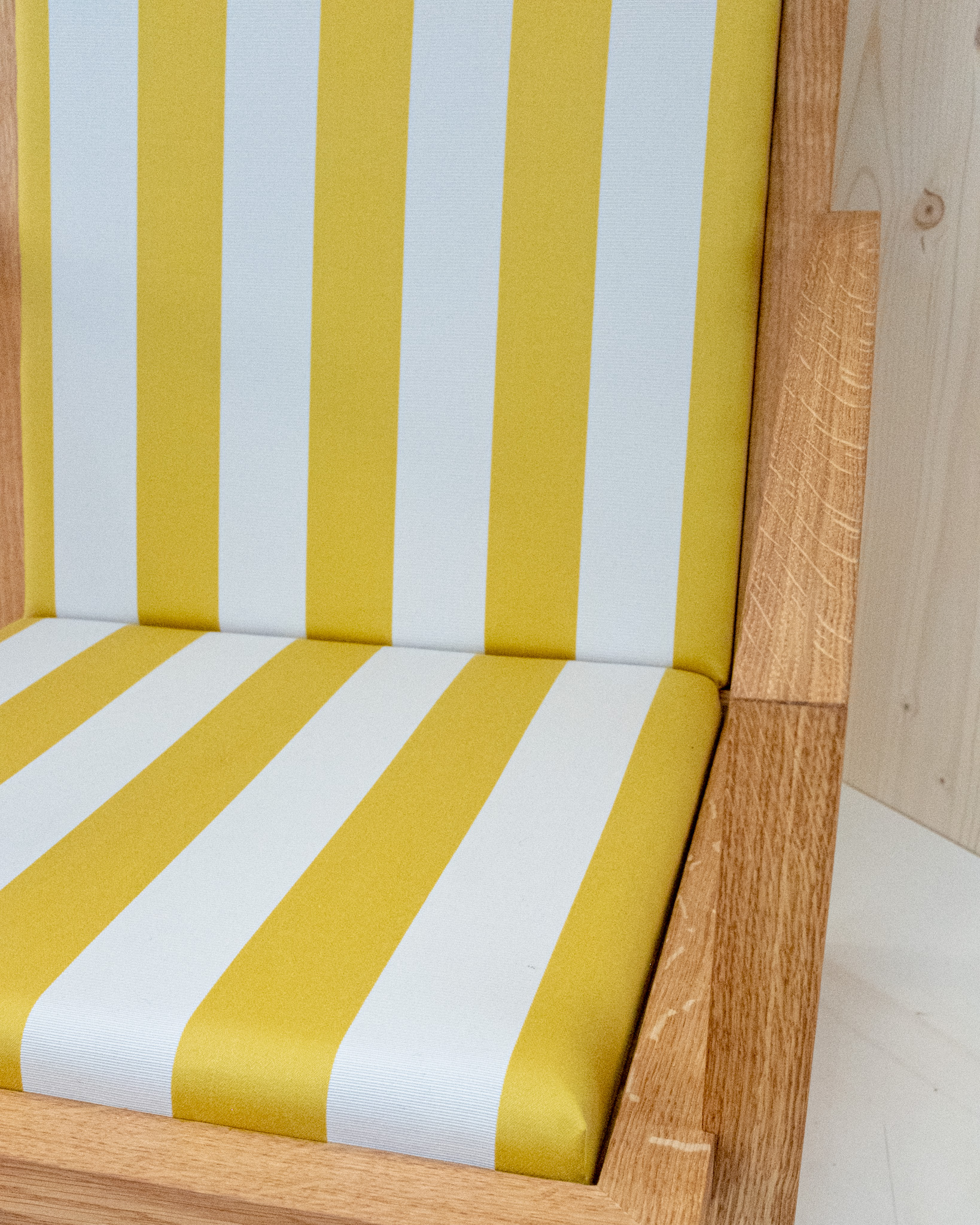 Live Slowly - Chaise à bascule en chêne à rayures - Jaune – Image 4